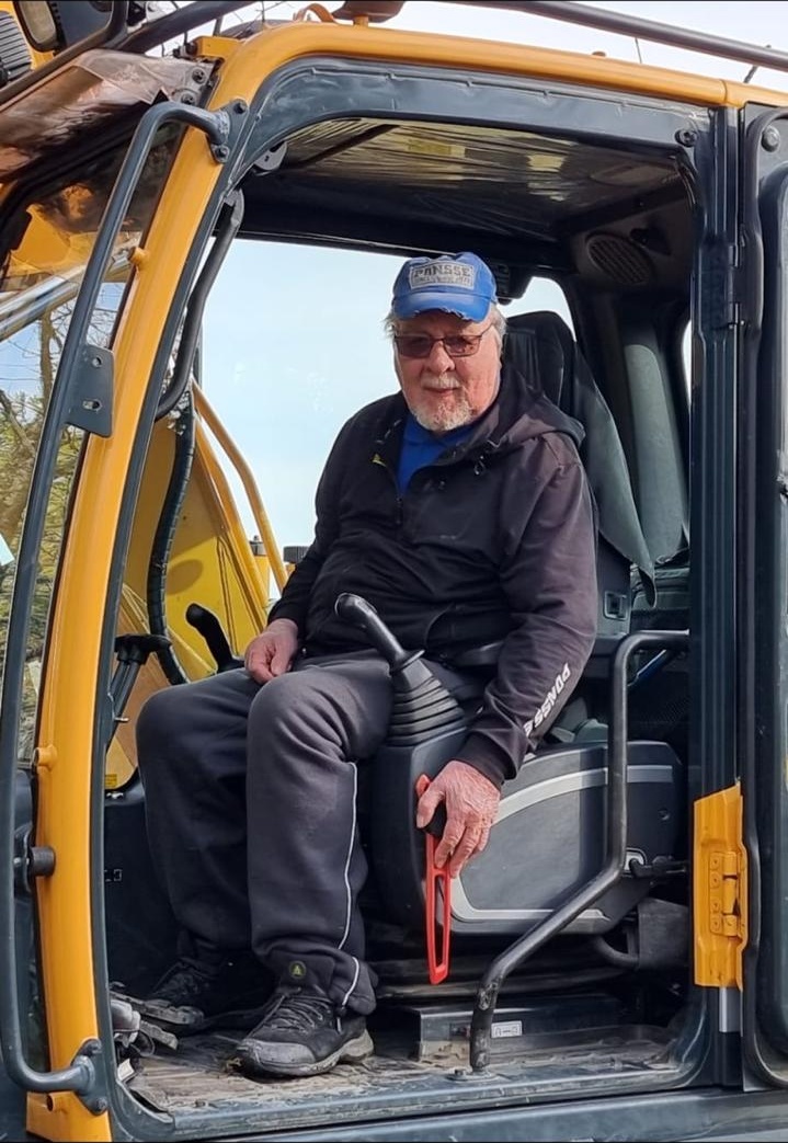 Antero Alamäki kaivinkoneen ohjaamossa metsämaan muokkaustyössä
